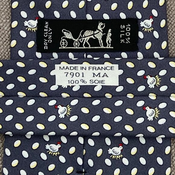 100% REAL HERMES TIE - NAVY BLUE w FUN CHICKENS HENS LAYING EGGS ON THE FARM XL - Picture 4 of 4